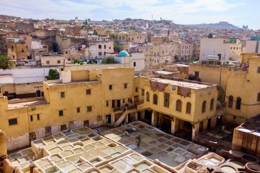 Fes, Fas 'ta işçiler geleneksel deri bronzlaştırma uygulamalarıyla meşgul.