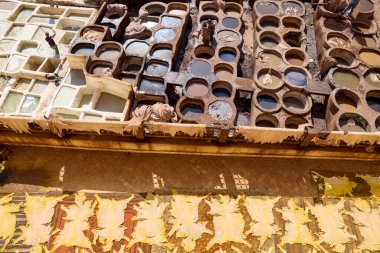 Fes, Fas 'ta, zanaatkarlar açık hava tabakhanelerinde deriyi ustalıkla işlerler. Renkli boya çukurları güzel deri eşyalar üretmek için kullanılan geleneksel metodları gözler önüne serer.