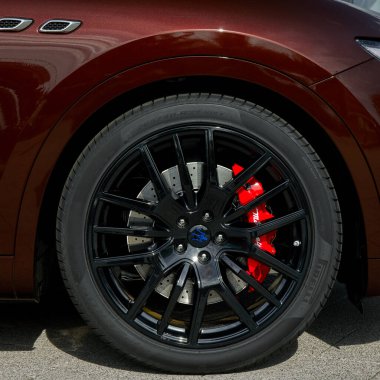 Maserati Levante alüminyum tekerlek, logoya yakın plan ve kırmızı fren kalibreleri. Varşova-Polonya - 27.04.2018