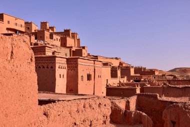 Fas, Ait Ben Haddou 'daki toprak binaları taşar. Kadim güçlendirilmiş köy berrak, mavi bir gökyüzüne karşı duruyor..