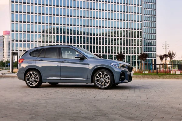 BMW X125e, hibrit, modern ofis binalarının önüne araba tak. İki motorun toplam gücü 220HP. Elektrik menzili 52 km 'ye kadar. Katowice, Poland- 07.30.2021