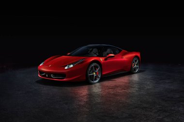 Kırmızı bir süper araba, Ferrari 458 Italia. Motor V8, 4.5L, 570HP. Katowice, Polonya, 23.12.2013