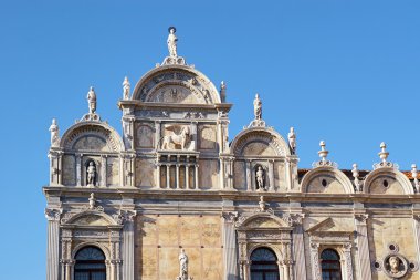 Renkli cephe eski ortaçağ kilise Venedik, İtalya.