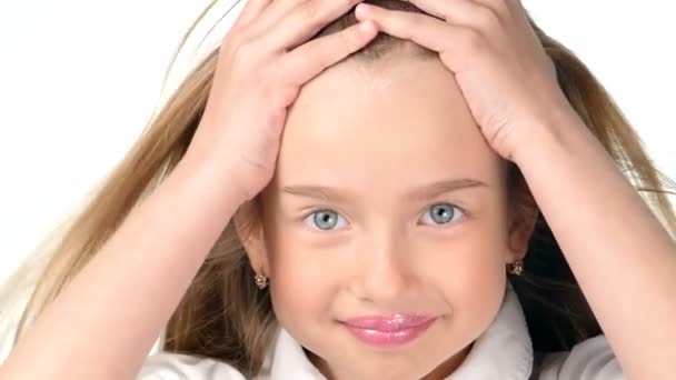 Adolescente menina loira sorrindo — Vídeo de Stock