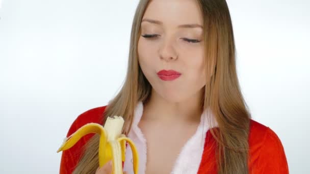 Mädchen sexy essen eine Banane — Stockvideo