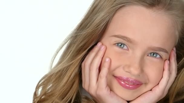 Nastolatka blondynka uśmiecha i pozowanie na białym tle, slow motion — Wideo stockowe