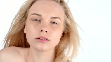 Poz ve flirtin genç seksi sarışın kız