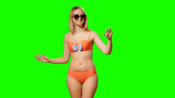 Girl posing in a swimsuit — Stock Video