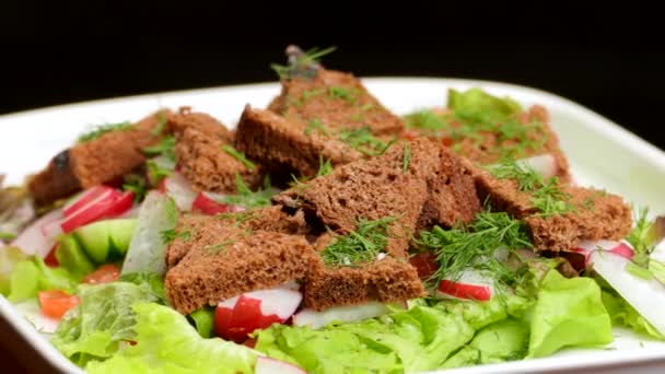 Овощной салат на тарелке — стоковое видео