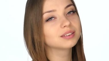Kız beyaz bir arka plan ağır çekim 100fps üzerinde yüz closeup