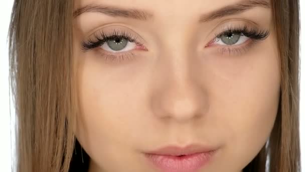 Portrét dívčí oči close-up (makro) na bílém pozadí, zpomalené — Stock video