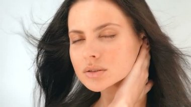 Stüdyo yakın çekim portre, saç, poz ve seyir fotoğraf makinesi, yavaş hareket, 100 fps seksi kız Rüzgar