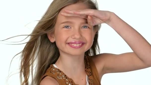 Adolescente menina loira sorrindo e posando no fundo branco, câmera lenta — Vídeo de Stock
