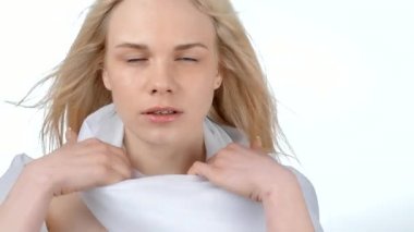 Portre sarışın Beyaz giysili Studio beyaz bir arka plan üzerinde poz