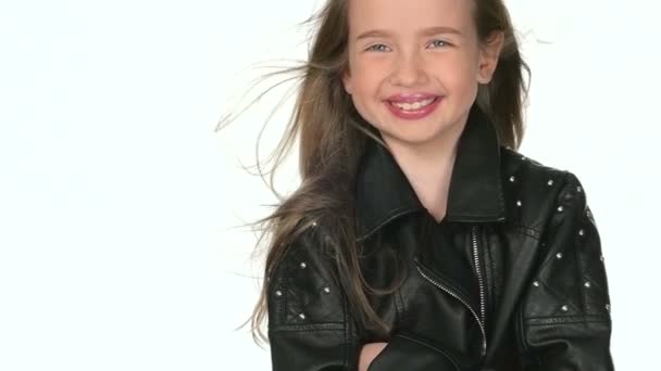 Teenager-Mädchen Blondine lächelt und posiert auf weißem Hintergrund, Zeitlupe — Stockvideo