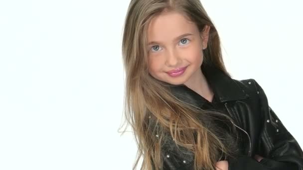 10 代の少女金髪笑顔と白い背景、スローモーションでポーズ — ストック動画