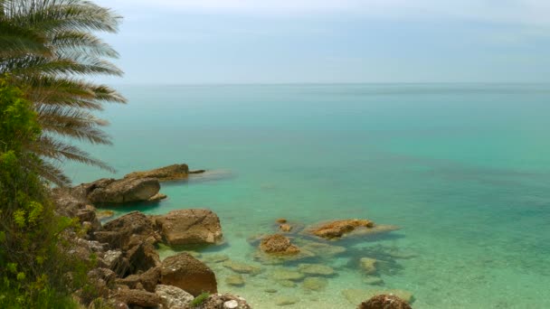 Las olas del mar se estrellan sobre las rocas en la playa más salvaje de Montenegro — Vídeo de stock