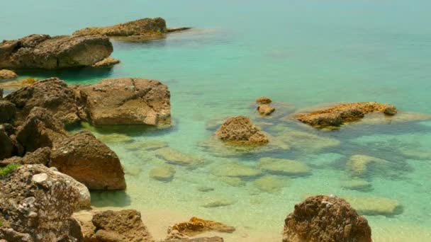 Las olas del mar se estrellan sobre las rocas en la playa más salvaje de Montenegro — Vídeos de Stock