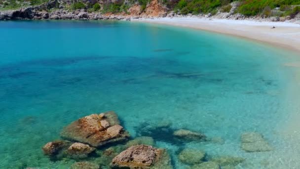 Costa, mar, playa salvaje en Montenegro — Vídeo de stock