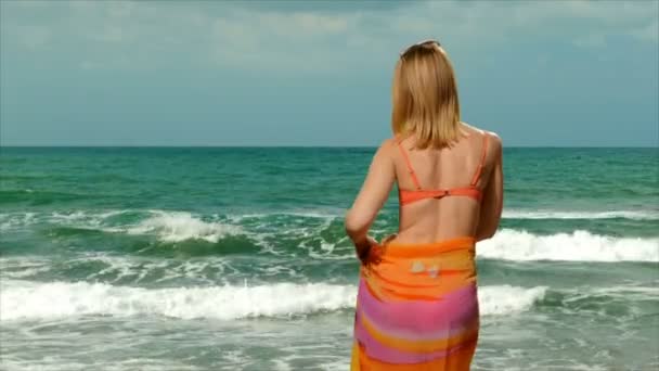Blond dívka v plavkách pózuje u moře — Stock video