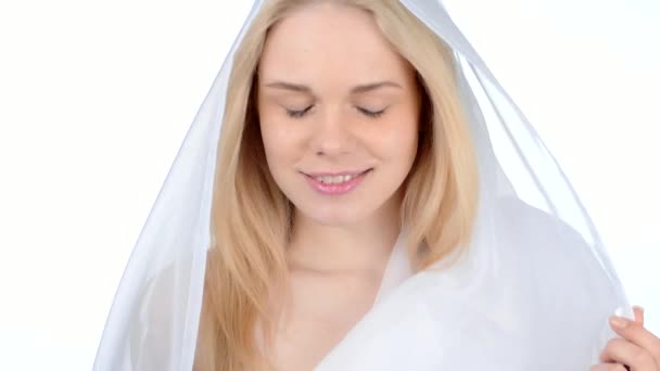 Портрет блондинки в білому одязі позує в студії на білому тлі — стокове відео