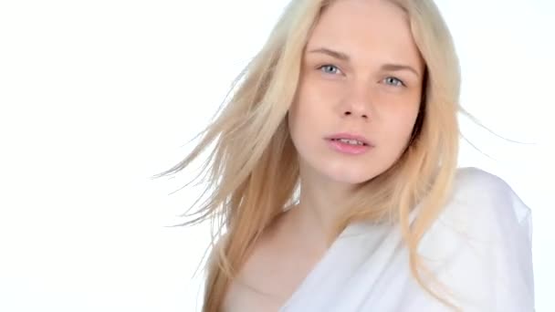 Portrét blondýna v bílých šatech pózuje v ateliéru na bílém pozadí — Stock video