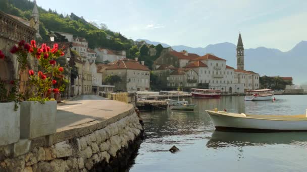 Barca Perast, Muntenegru. Docul cu barca. Barca cu motor pe apă . — Videoclip de stoc