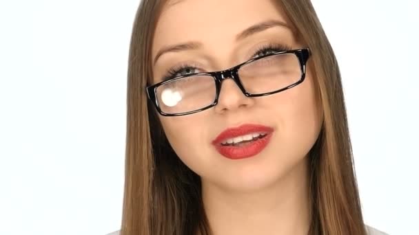 Девушка в очках позирует на белом фоне, замедленная съемка — стоковое видео