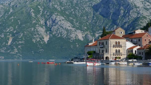 Praia com barcos na cidade de Perast, em Montenegro — Vídeo de Stock