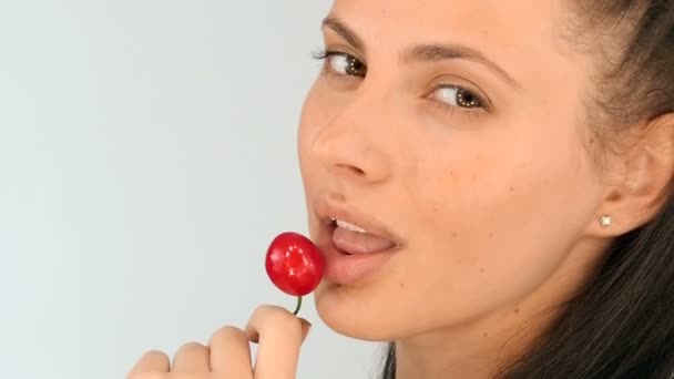 Сексуальная девушка ест вишню, замедленная съемка — стоковое видео