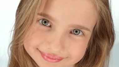 Beyaz bir arka plan üzerinde poz ve gülümseyen genç kız