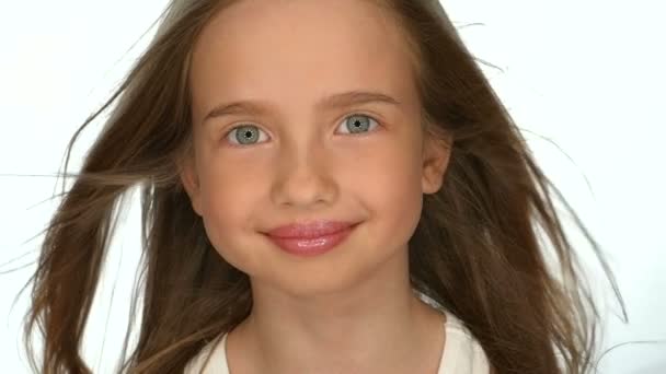 Εφηβικό κορίτσι ξανθιά χαμογελώντας και ποζάρουν σε άσπρο φόντο, αργή κίνηση — Αρχείο Βίντεο