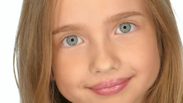 Adolescente chica rubia sonriendo y posando sobre fondo blanco — Vídeo de stock