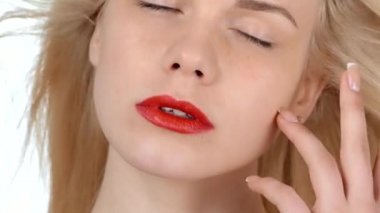  Portre sarışın Beyaz giysili Studio beyaz bir arka plan üzerinde poz