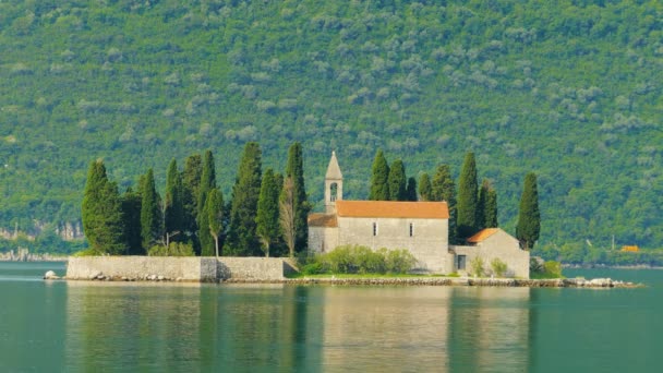 Plage avec bateaux dans la ville de Perast, au Monténégro — Video