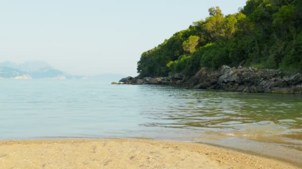 Küste, Meer, wilder Strand in Montenegro — Stockvideo