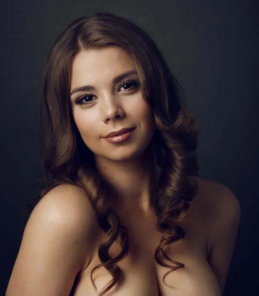 Schoonheid portret van een jonge mooie brunette meisje met lange zwarte haren — Stockfoto