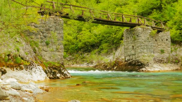 Ponte velha sobre o rio nas montanhas — Vídeo de Stock