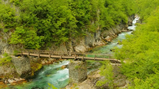 Ponte velha sobre o rio nas montanhas — Vídeo de Stock