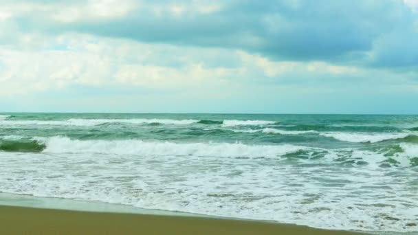 Хвилі моря і хмар — стокове відео