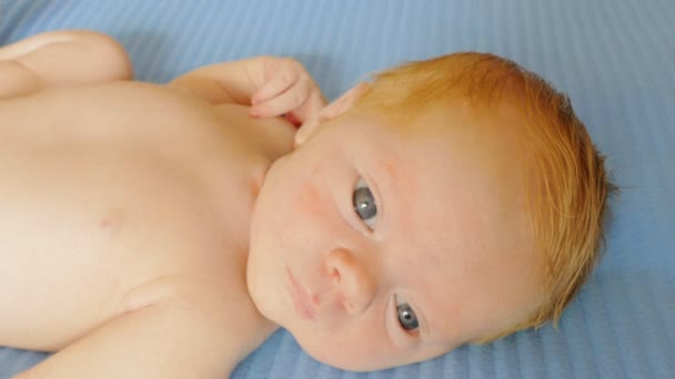 Un bebé recién nacido se ve y se emociona, 5 días — Vídeos de Stock