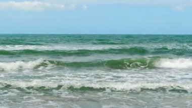 Bulutlar ve deniz dalgaları