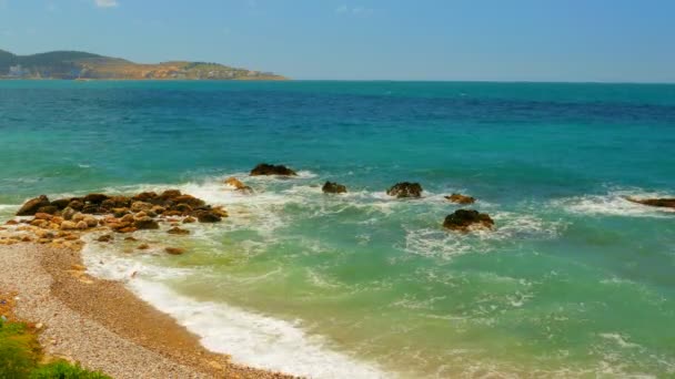 Kust in Montenegro, golven en wolken — Stockvideo