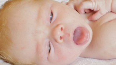  Yeni doğmuş bir bebek görünüyor ve emotes