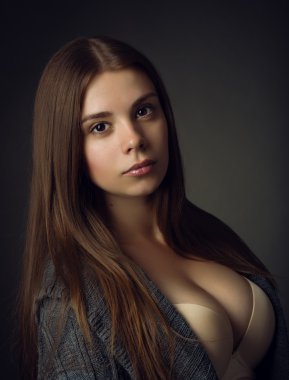  Uzun siyah saçlı genç güzel esmer kız portresi