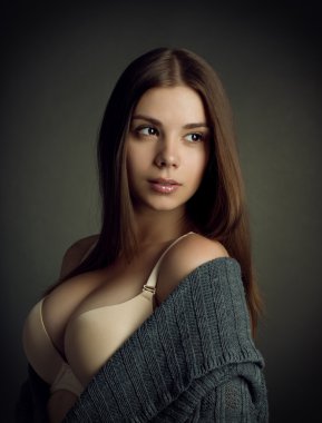  Uzun siyah saçlı genç güzel esmer kız portresi