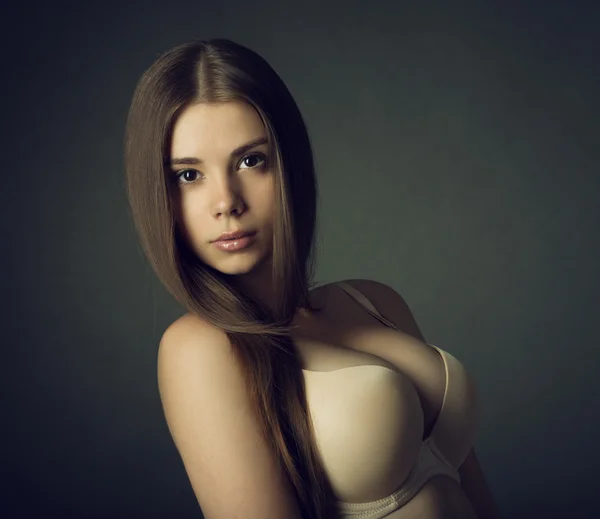 Retrato de una joven morena hermosa con el pelo largo y negro — Foto de Stock