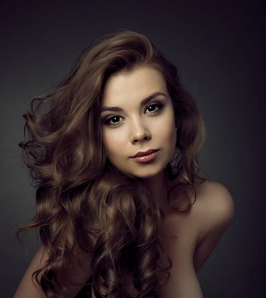 Portréja egy gyönyörű fiatal barna lány hosszú fekete haj — Stock Fotó