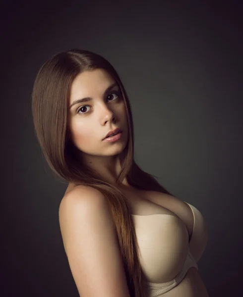 Retrato de uma jovem linda menina morena com cabelo preto longo — Fotografia de Stock