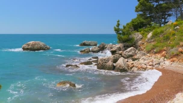 Meeresküste in Montenegro, Wellen und Wolken — Stockvideo